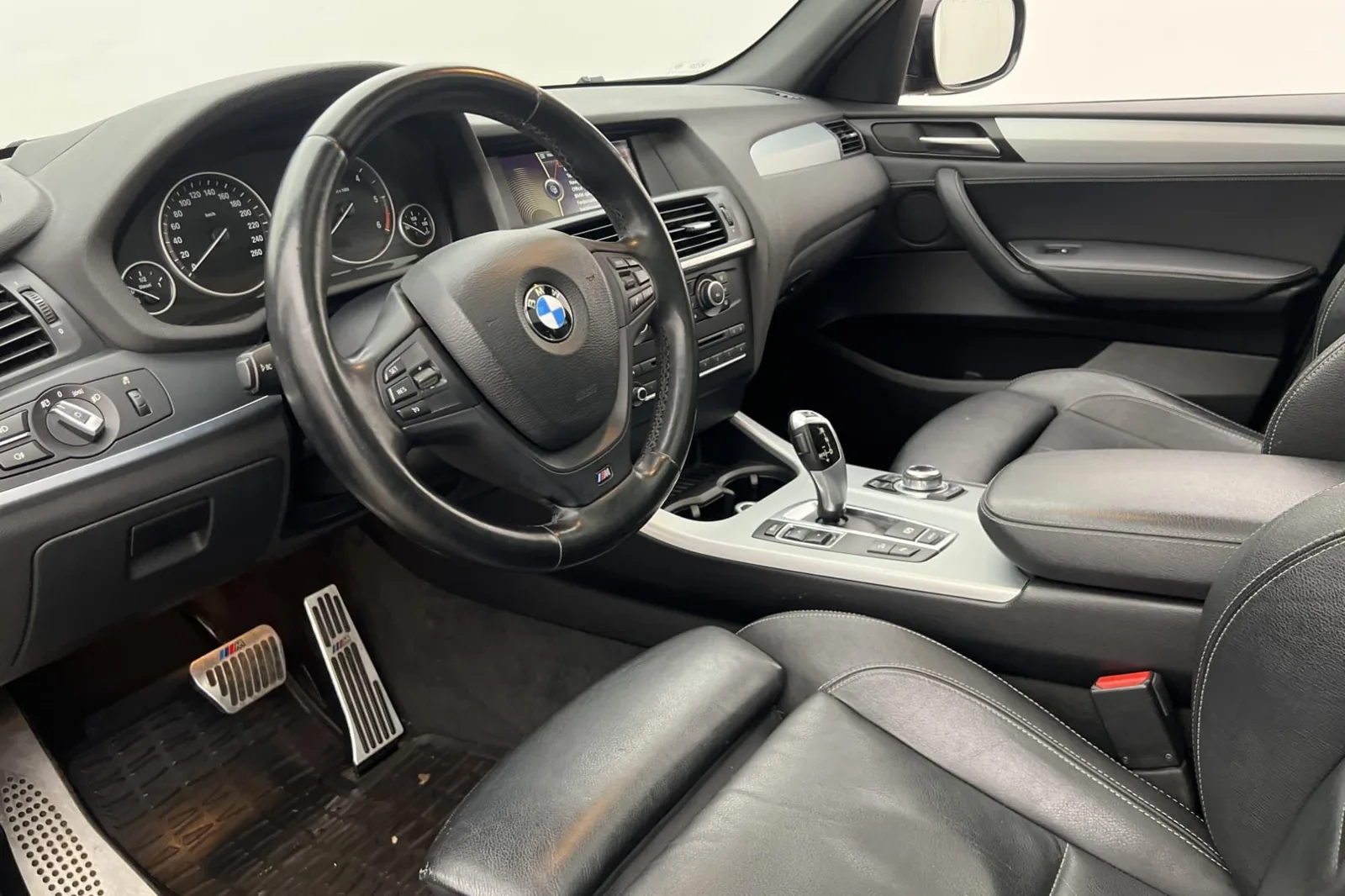 Dashboard, steering wheel and automatic gear selector