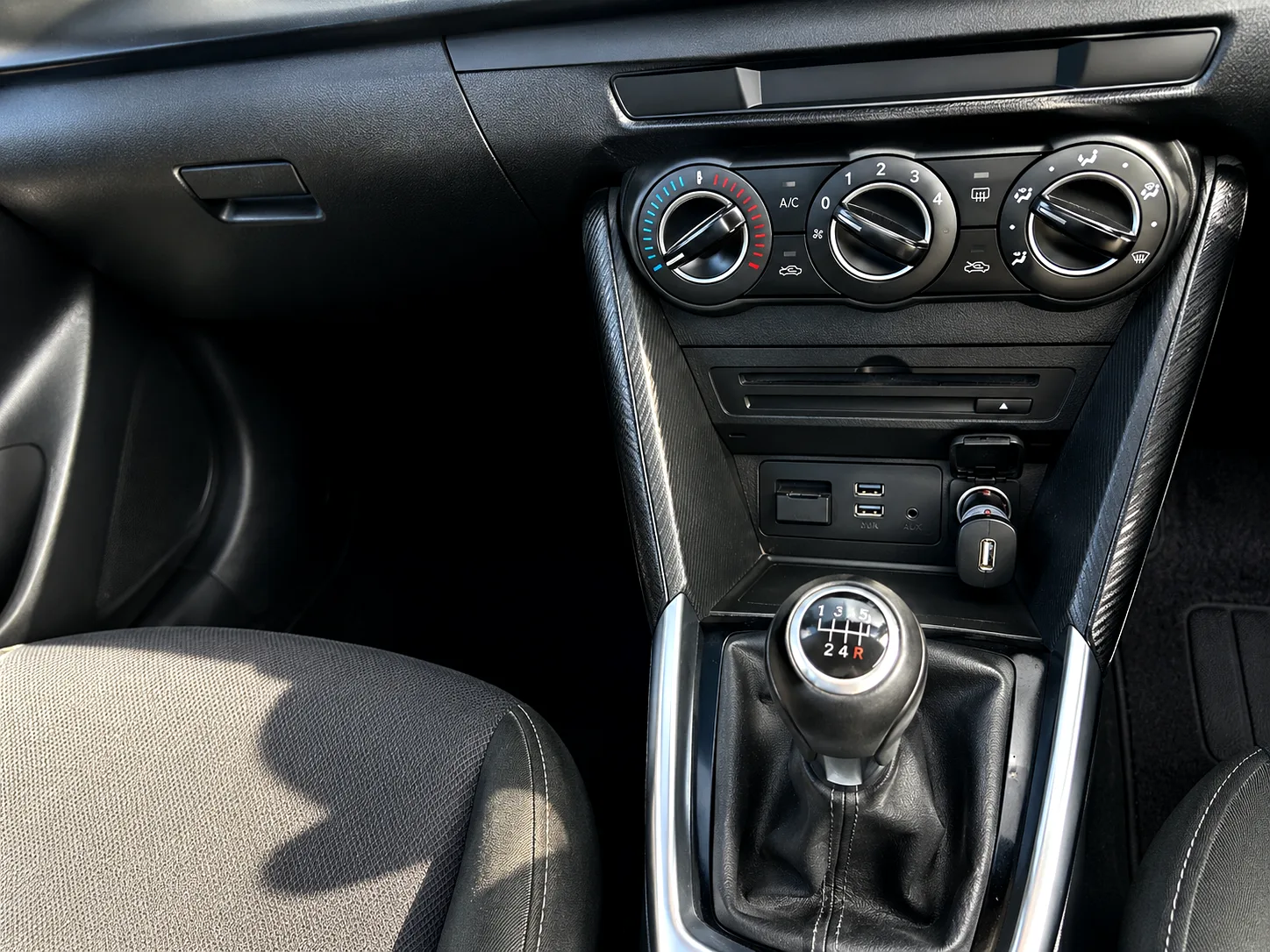 Mazda2 SE-L centre console with five speed manual gearbox, air conditioning controls, USB and AUX inputs