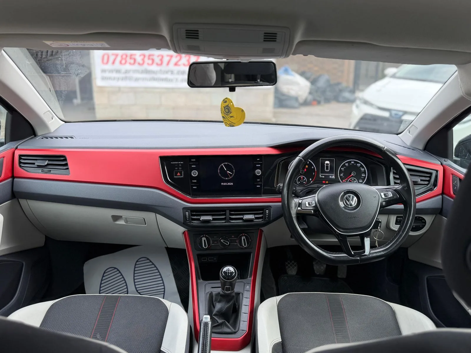 Polo Beats dashboard, steering wheel and gear lever